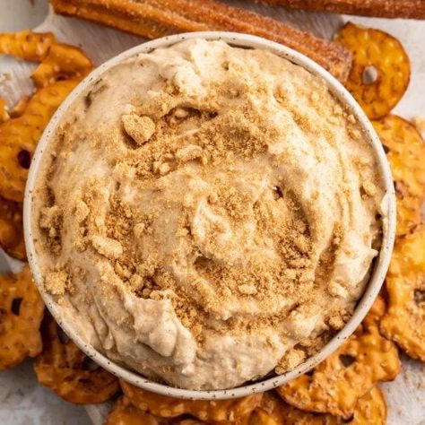 Sweet & Creamy Churro Dip - 40 Aprons Churro Dip, Churro Chips, Sweet Dips Recipes, Pretzel Chips, 40 Aprons, Cinnamon Cereal, Dessert Dip, Dip Easy, Fun Dessert