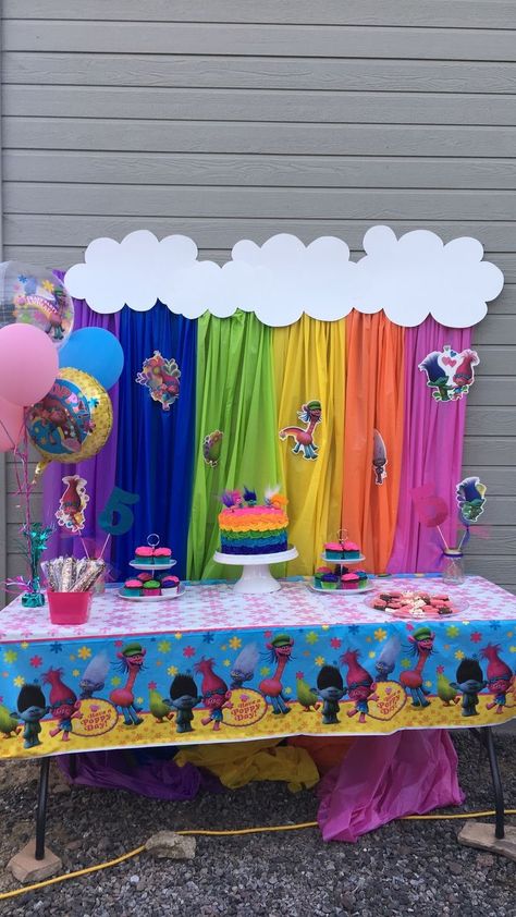 Trolls Birthday Party Backdrop, Trolls Birthday Decorations, Trolls Backdrop Ideas, Trolls Balloon Arch, Trolls Party Decorations, Diy Trolls Birthday Party, Trolls Party Favors, Poppy Birthday, Color Curtains