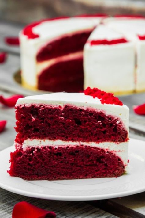 Red Velvet Cake ou gâteau rouge velours flamboyant - idée dessert romantique pour Saint Valentin 
Recette facile du red velvet cake moelleux
Idée gâteau rouge représentant l'amour et la passion
Recette layer cake rouge avec glaçage de fromage à la crème Ice Cream Candy, Low Carb Baking, Köstliche Desserts, Creamy Cheesecake, Dessert Cups, Sugar Free Recipes, Velvet Cake, Red Velvet Cake, Fine Food