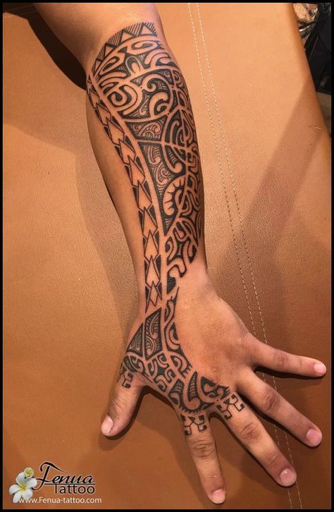 100 top idées de tatouages maori pour s'inspirer Hawaiian Arm Sleeve Tattoo, Polynesian Hand Tattoo For Men, Polynesian Tattoo Designs Pattern, Polynesian Hand Tattoo, Bracelet Tattoo For Man, Herren Hand Tattoos, Polynesian Tattoos Women, Hawaii Tattoos, Forearm Band Tattoos