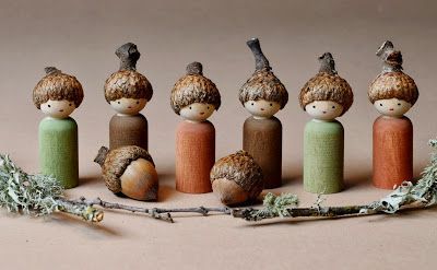 tiny acorn dolls. I could do these. Acorn Crafts, Waldorf Crafts, Wood Peg Dolls, Fairy Crafts, Peg People, Clothespin Dolls, Pin Doll, Wooden Pegs, Waldorf Dolls