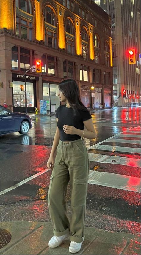 Style Green Cargo Pants, Cargo Pants For Women, Everyday Glam, Green Cargo Pants, Green Cargo, How To Style, Easy Steps, Cargo Pants, Pants For Women