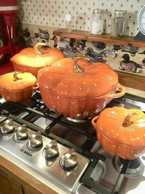 Cheap Diy Halloween Decorations, Halloween Decor Diy, Tafel Decor, Season Of The Witch, Fall Halloween Decor, Best Seasons, Vintage Market, Autumn Aesthetic, Fall Aesthetic