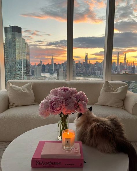 Living Room Ideas Girly, Apartment Feminine, Living Room Decor Girly, Girly Living Room Decor, Room Ideas Girly, Living Room Girly, Girly Living Room Ideas, Feminine Apartment, Girly Living Room