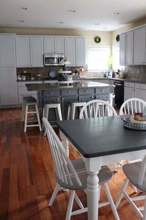 Black And White Kitchen Table Farmhouse, Farmhouse Table Round, Painted Farmhouse Table, Painted Kitchen Tables, Farmhouse Table Plans, Dining Table Makeover, At Home Decor, Kitchen Table Makeover, Farmhouse Tables