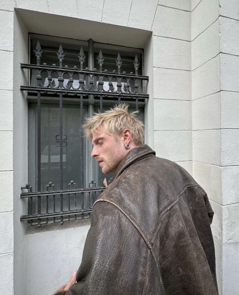 gebrueder_schmid Nyc Mens Fashion, Bleached Hair Men, Short Punk Hair, Mens Haircuts Short Hair, Summer Europe, Street Clothes, Artists And Models, Punk Hair, Trendy Streetwear