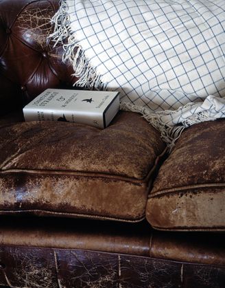 . Worn Leather Couch, Flea Market Style, Old Pillows, Brown Leather Sofa, Leather Couch, Sofa Styling, Cozy Cabin, Settee, Distressed Leather