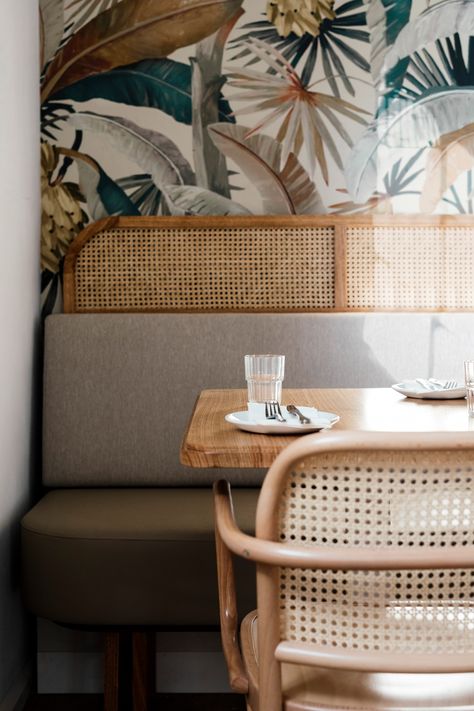 Leaf-print walls, rattan seating and deep-green decor details merge to form the tropical interiors of this restaurant in Tasmania. Tropical Interiors, Tropical Interior, Design Café, Bistro Style, Modul Sofa, Modern Restaurant, Thai Restaurant, Green Decor, Restaurant Interior Design