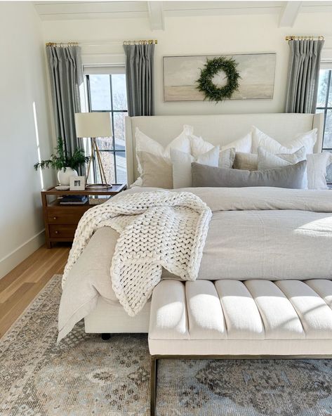 Bedroom Inspiration Cozy, Glam Bedroom Decor, Room Decor Cozy, Bedroom Vibes, Grey Bedroom Decor, Dream Bedroom Inspiration, Modern Farmhouse Bedroom, Glam Bedroom, Loft Interiors