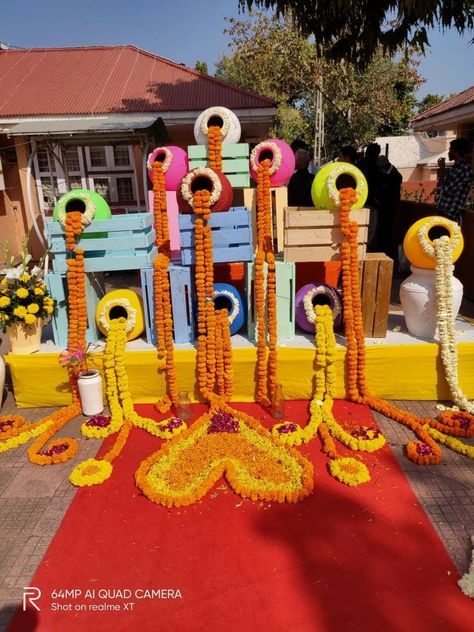 Natural Flower Decoration, Sindhara Decoration At Home, Gangour Theme Decoration, Village Theme Decoration Indian, Haldi Ceremony Decorations Outdoor, Haldi Entrance Decor, Haldi Entrance, Garba Decor, Haldi Decoration Ideas