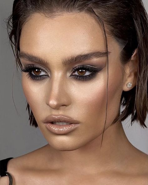 Dark Smokey Eye Makeup, Wet Look Hair, Dark Smokey Eye, Dark Makeup Looks, Black Eye Makeup, Performance Makeup, Black Smokey Eye, Eye Makeup Styles, Eye Makeup Pictures