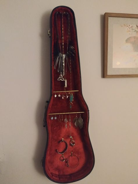 Repurposed Instruments, Old Violin Craft Ideas, Violin Case Ideas, Repurposed Violin, Jewelry Showcase Display Ideas, Violin Case Decoration, Violin Decor, Violin Holder, Violin Decoration