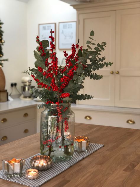 Christmas Flower Table Arrangements, Winter Flower Centerpieces For Table, New Years Floral Arrangements, Christmas Table Flower Arrangements, New Years Flower Arrangements, Vase Christmas Ideas, Crhitsmas Ideas Decoration, Winter Floral Arrangements Home, Crhitsmas Ideas