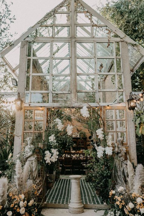 Take a look at this intimate greenhouse ceremony.  Photo: @hipsterwedding.asia Greenhouse Event Space, Green House Wedding Venues, Green House Wedding, Glasshouse Wedding, Greenhouse Venue, Glass House Wedding, Wedding In Thailand, Hipster Wedding, Liberty House