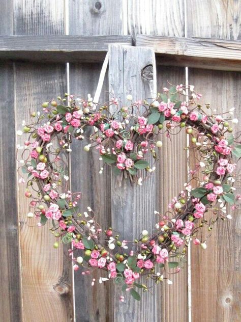 Decoration Shabby, Heart Shaped Wreaths, Heart Wreath, Deco Floral, Valentine Wreath, Wedding Cake Designs, Shabby Chic Decor, Spring Wreath, San Valentino