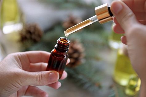 10 Best Essential Oils for Inflammation + How to Use Them Melrose Essential Oil, Essential Oils For Inflammation, Coriander Oil, Oils For Sinus, Thieves Oil, Garden Remedies, Perfume Recipes, Natural Beauty Recipes, Mole Removal