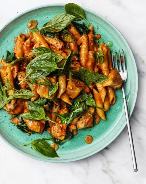 Chicken and spinach 'rosé' pasta Pasta With Rose Sauce, White Cream Sauce, Rose Pasta, Chicken Spinach Pasta, Pork Ragu, Creamy Pasta Recipes, Chicken Spinach, Chicken And Spinach, Easy Pasta Dishes