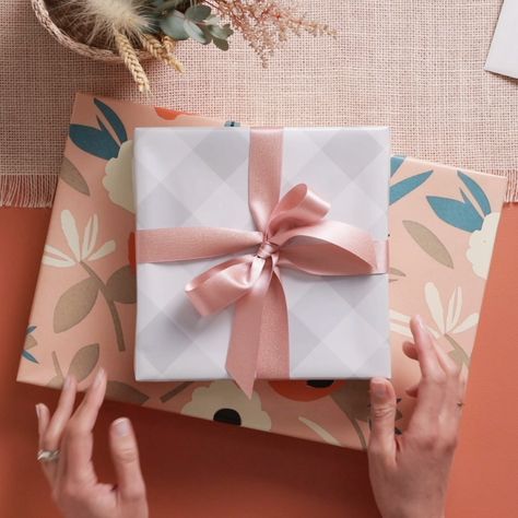 Buat Pita, Gift Wrapping Techniques, Gift Wrapping Inspiration, Wedding Gifts Packaging, Perfect Bow, Gifts Wrapping Diy, Creative Gift Wrapping, Cadeau Diy, Diy Gift Wrapping