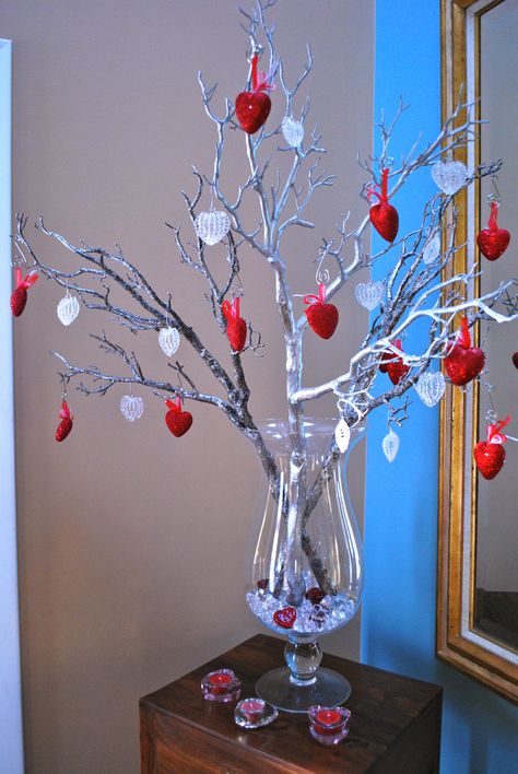 Valentine's Day Tree!  Use a couple branches (I spray painted these at Christmas), put them in a glass vase with clear and heart jewels, hang your favorite heart ornaments...voila! Julkransar Diy, Diy Tree Decor, Valentines Party Decor, Valentine Centerpieces, Glass Vase Decor, Valentine Table Decorations, Valentinstag Party, Diy Valentine's Day Decorations, Valentine Tree