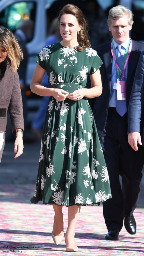 Kate Middleton Floral Summer Dress Vévodkyně Kate, Princess Kate Style, Duchesse Kate, Düşes Kate, Looks Kate Middleton, Kate Middleton Outfits, Princess Kate Middleton, Middleton Style, Kate Middleton Style