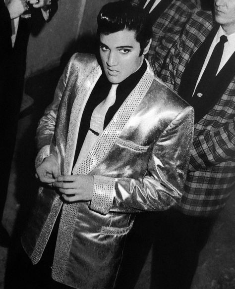 Elvis 1950s, Fat Elvis, Elvis Photos, Elvis Presley Movies, Gold Suit, Young Elvis, Fashion 50s, Elvis Presley Pictures, Heavy Makeup