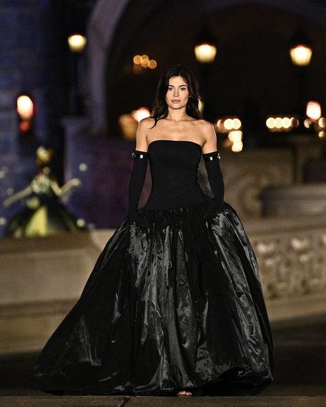 A MODEL!! Kylie closing Coperni's SS25 fashion show in Disneyland Paris 🖤✨ #kyliejenner @kyliejenner 📸: @enews / Getty images/ I do not own any content used in this post. Please DM me for credit or removal • UMA MODELO!! Kylie fechando o desfile SS25 da Coperni na Disney Paris 🖤✨ Follow @lloveskylie for more Disneyland In Paris, Haute Couture Runway, Disney Paris, Kylie J, Couture Runway, October 1, Disneyland Paris, Kylie Jenner, Paris Fashion Week