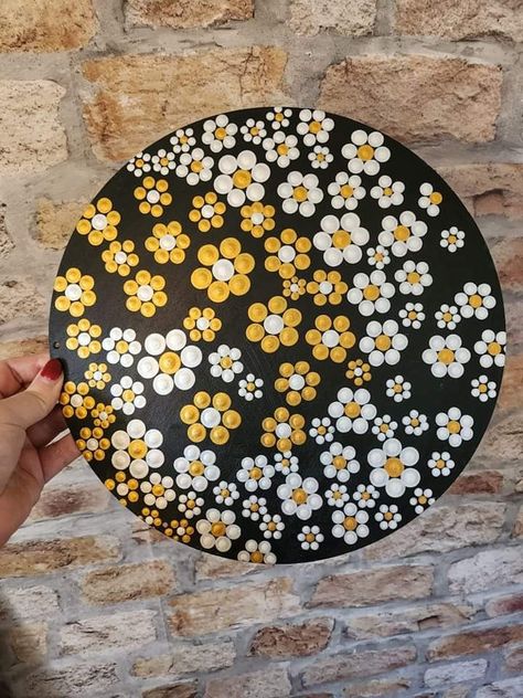 Daisy Dot Painting, Dot Painting Flowers Easy, Floral Dot Painting, Mexican Dot Art, Dot Art Painting Patterns Easy On Canvas, Dot Flowers Painting, Dot Art On Pots, Canvas Dot Painting Ideas, Mandala Dot Painting For Beginners