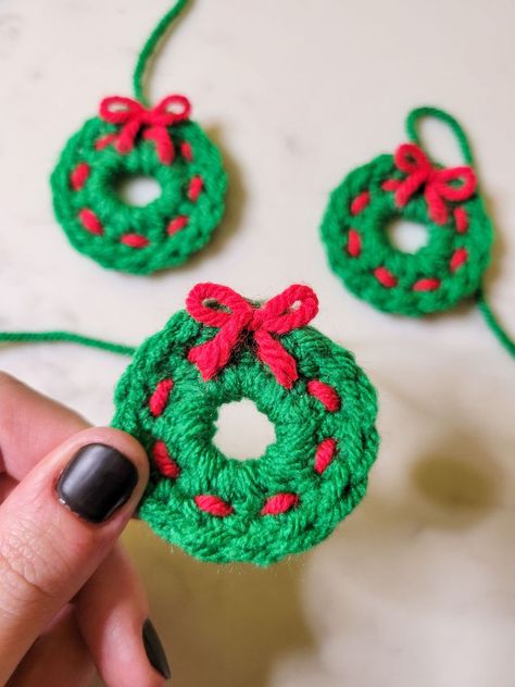 Crochet Christmas Ornaments Free Pattern, Crochet Wreath Pattern, Small Crochet Gifts, Crochet Christmas Wreath, Crochet Christmas Ornaments Free, Crochet Ornament Patterns, Christmas Crochet Patterns Free, Crocheted Christmas, Crochet Wreath