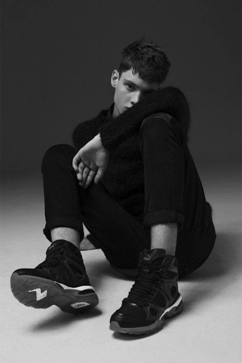 McQ Alexander McQueen PUMA x Fall / Winter Collection 2014 imagen Puma McQ Alexander McQueen Otoño 2014 Colección 003 Mode Poses, Male Portrait Poses, Mens Photoshoot Poses, Male Models Poses, Portrait Photography Men, Mens Fashion Editorial, Men Photoshoot, Man Photography, Men Photography