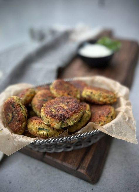 Zucchini Falafel, Carrot Zucchini, Spices And Seasonings, Almond Recipes, Dipping Sauce, Yummy Snacks, Recipes To Make, Small Bowls, Gluten Free Recipes