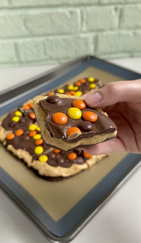 Reese’s Bark Good Dessert Ideas, Reeses Bark, Peanut Butter Chocolate Bark, Peanut Butter Bark, Nature Scrapbook, Candy Bark, Dipped Oreos, Chocolate And Peanut Butter, Butter Bars