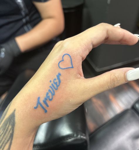 Name Tattoos On Hand For Women, Boyfriend Names Tattoo Ideas, Places To Get Boyfriend Name Tatted, Boy Name Tattoos For Women, Black Couples Matching Tattoos, Significant Other Tattoos Names, Name Tattoo Ideas Female, Matching Marriage Tattoos, Partners Name Tattoo Ideas