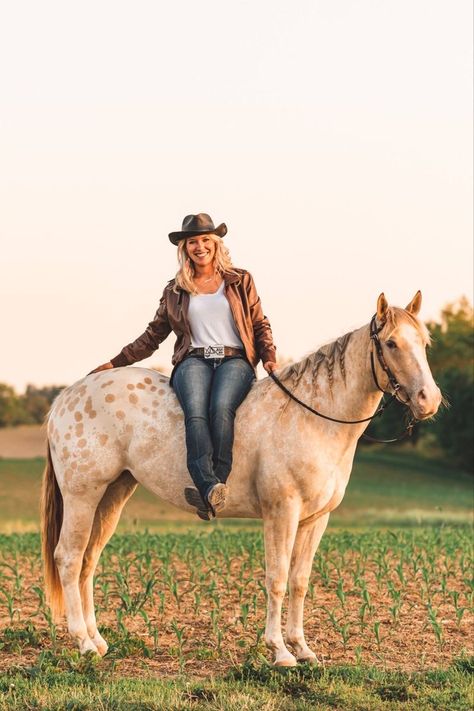 Horse And People Photography, Horse Field Photoshoot, Horse Riding Photoshoot Ideas, Photography With Horses Photo Ideas, Photoshoot Horse Ideas, Western Senior Pics With Horses, Horse And Person Photography, Horse Fall Photoshoot, Poses With Horses Photo Ideas