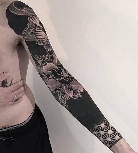 killer blackout tattoo ideas 💕🌟💕🌟💕 Black Sleeve Tattoo, All Black Tattoos, Solid Black Tattoo, Blackout Tattoo, Tattoo Prices, Tattoos For Black Skin, Geniale Tattoos, Red Tattoos, Full Sleeve Tattoos