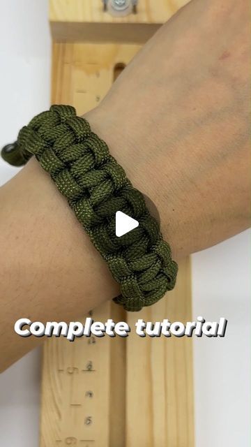 Survival Bracelet Diy, Handmade Bracelets Tutorial, Paracord Survival Bracelet, Handmade Tutorial, Paracord Bracelet Tutorial, Survival Hacks, Paracord Bracelet Diy, Paracord Tutorial, Paracord Survival