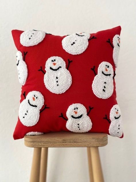 Christmas Tufting, Christmas Punch Needle, Crochet Holiday, Christmas Punch, Punch Needle Patterns, Decor Pillows, Christmas Pillows, Christmas Cushions, Crochet Cushions