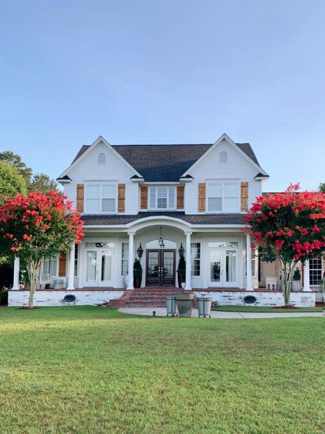 Tour this Mississippi farmhouse that embodies the best of traditional design with modern eclectic style and fabulous styling! Lots of great tips in this one! #southernliving #southernlivingtour #southernhometour #southernporches #porchdesign #barndesign #barns #southernfarmhouse #sff225 Southern Farm House, Shiplap Siding, Big Porch, Southern Porches, Southern Mississippi, Modern Eclectic, Barn Design, Porch Design, Savannah Georgia