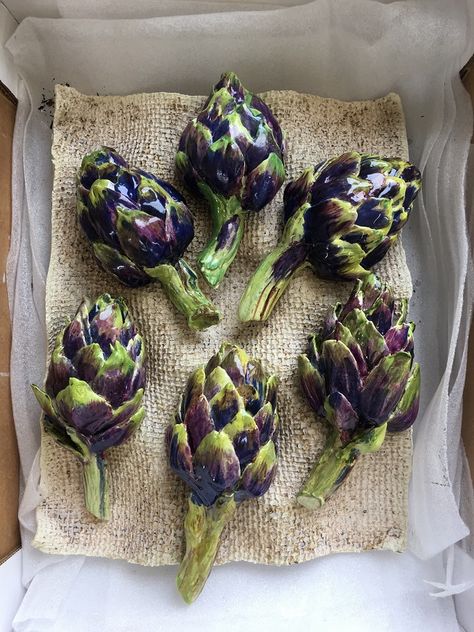 A box of artichokes I've made all ready for Handmade Oxford, where I'm delighted to be exhibiting on 18-20 May. www.handmadeinbritain.co.uk #interiordesignideas #raku #ceramics #reclaimedwood #mixedmedia #prints #kitchen #diningroom #restaurant #limitededition #handembellished #wallart #MiltonKeynes #vegbox #fruitbox #marketbox #studio #openstudio #artist #creative #HandmadeInBritain #HandmadeOxford #artichokes Artichoke Ceramic, Ceramic Vegetables, Ceramic Artichoke, Ceramic Food, Pottery Lessons, Food Artists, Majolica Pottery, Raku Ceramics, Play Clay