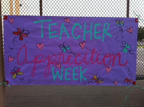 Teacher appreciation banner. Diy Banner Ideas, Teacher Appreciation Banner, Teacher Appreciation Door Decorations, Teacher Appreciation Doors, Teacher Appreciation Diy, Pta Ideas, Black Lives Matter Art, School Banners, Appreciation Ideas