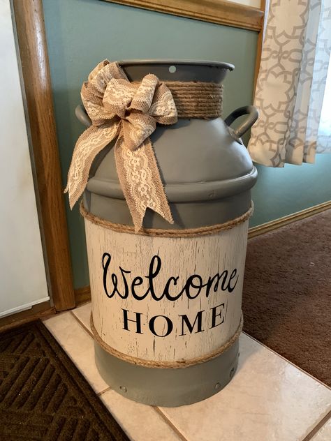 Metal Milk Jug Ideas, Metal Milk Jug, Painted Milk Cans, Milk Can Decor, Old Milk Cans, Farmhouse Crafts, Front Porch Decorating, Primitive Decorating Country, Diy Farmhouse Decor