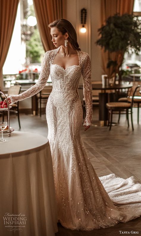 Wedding Dress 2025 Bride, Dantel Wedding Dress, Queen Anne Wedding Dress, Bridal Dresses With Sleeves, Wedding Dresses Timeless, Fit Flare Wedding Dress, Wedding Preparation Photos, Wedding Gown With Sleeves, Queen Wedding Dress