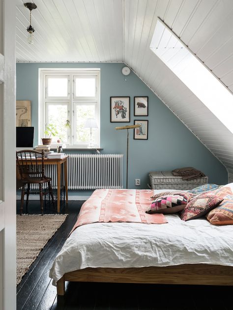 A lovely Swedish home full of flea market finds Gravity Home, Boho Styl, Attic Bedrooms, Decor Ikea, Attic Renovation, Attic Remodel, Casa Vintage, Attic Bedroom, Attic Rooms