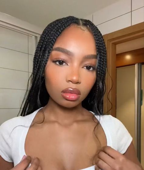 Simple Makeup Looks Pictures, Simple School Makeup Natural Looks, Pretty Makeup Looks For Brown Eyes, Id Picture Makeup, Round Face Black Women, Makeup For Round Face, Makeup Round Face, Minimal Makeup Tutorial, Makeup Brown Skin