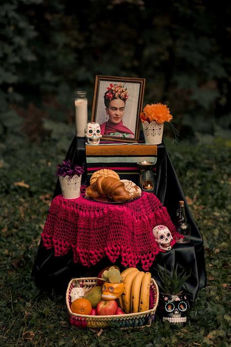 Dia De Los Muertos Wedding Ideas, Wedding Ideas Decoration, Candles Colorful, Dia De Los Muertos Party Ideas, J Beauty, Romantic Crochet, Dia De Los Muertos Decorations Ideas, Mexico Day Of The Dead, Mini Altar