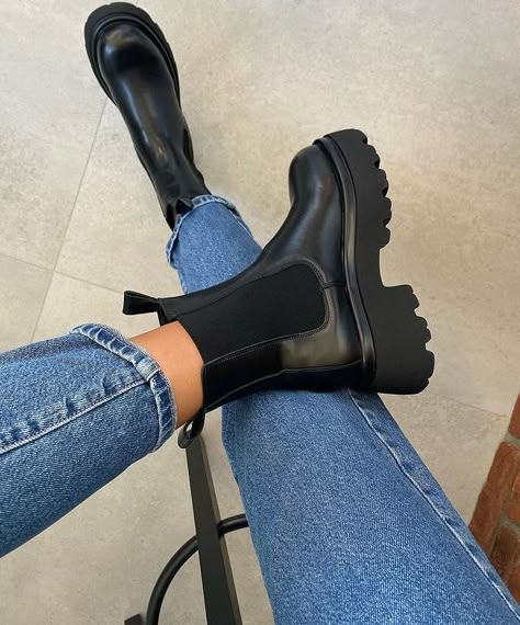 Chelsea Boots Outfit, Bota Over The Knee, Bota Country, Nike Shoes Air Force, Platform Chelsea Boots, Botas Chelsea, Shoes Outfit Fashion, Fashion Top Outfits, Hype Shoes