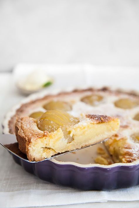 Almond-flour-tipsy-tart Healthy Fruit Tart Recipe, Pear And Almond Tart, Baking Healthy, Almond Tart, Pear Tart, Yum Recipes, Simple Dessert, Spiced Pear, Poached Apples