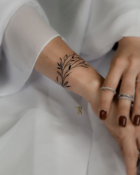 Bracelet Tattoo ✍️🤍✨ Zeige deine feminine Seite mit unseren bezaubernden fineline Tattoos! ✨ Jedes kunstvolle Detail wurde mit Sorgfalt und Präzision gestochen, um ein elegantes Armband auf der Haut zu erschaffen. 💉 Tauche ein in die Welt der feinen Linien und zarten Designs, die deine Weiblichkeit und Schönheit unterstreichen. 🤍 Unser talentierter deutschsprachiger Künstler ist Experten darin, deine Visionen zum Leben zu erwecken. ✍️ Lass dich von der Magie unserer fineline Tattoos verzau... Armband Tattoo Frau, Tattoo Armband, Fineline Tattoos, Mama Tattoo, Bracelet Tattoo, Armband Tattoos, Tattoo Bracelet, Arm Bracelets, Armband Tattoo