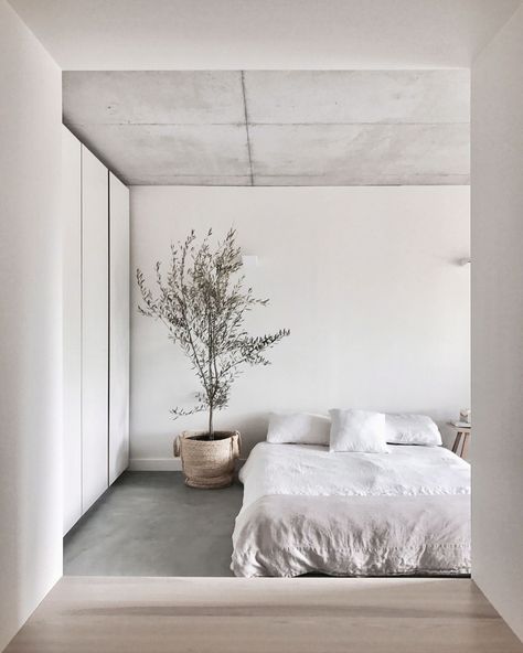 Stylish Bedroom Design, Minimal Bedroom, Oak Side Table, Houses Architecture, White Bedroom, Decor Minimalist, Beautiful Bedrooms, Minimalist Bedroom, Cheap Home Decor