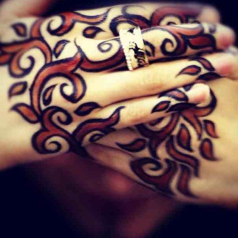 Two coloured henna abstract designs Henna Abstract, Tattoo Mehendi, Black Mehndi Designs, Beautiful Dps, Mehndi Hands, Henna Inspiration, Red Henna, Bridal Mehendi Designs Hands, Henna Art Designs