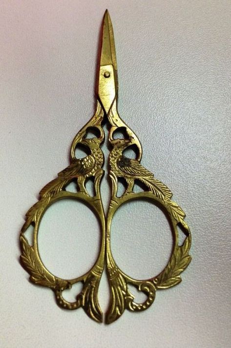 draw2 - 首页 - 微博 Antique Scissors, Scissors Art, Bohemian Homes, Vintage Scissors, Vintage Sewing Notions, Sewing Things, Sewing Furniture, Old Sewing Machines, Antique Sewing Machines